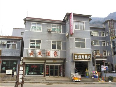 今年，胡萬(wàn)林涉嫌非法行醫(yī)的地點(diǎn)，就在這座農(nóng)家賓館內(nèi)。