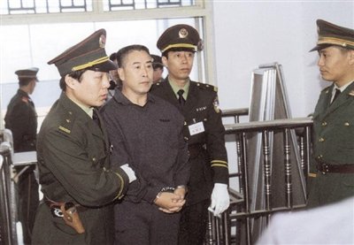 2000年9月30日，河南商丘，胡萬(wàn)林被法警押上法庭。