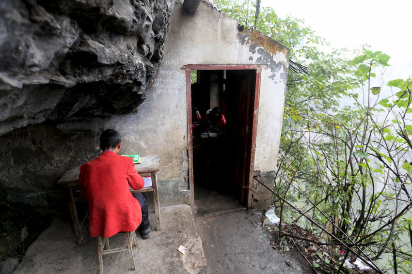 左邊是絕壁，右邊是懸崖，這樣一個讓人“倒吸涼氣”的地方，卻是袁老師的“辦公室”。