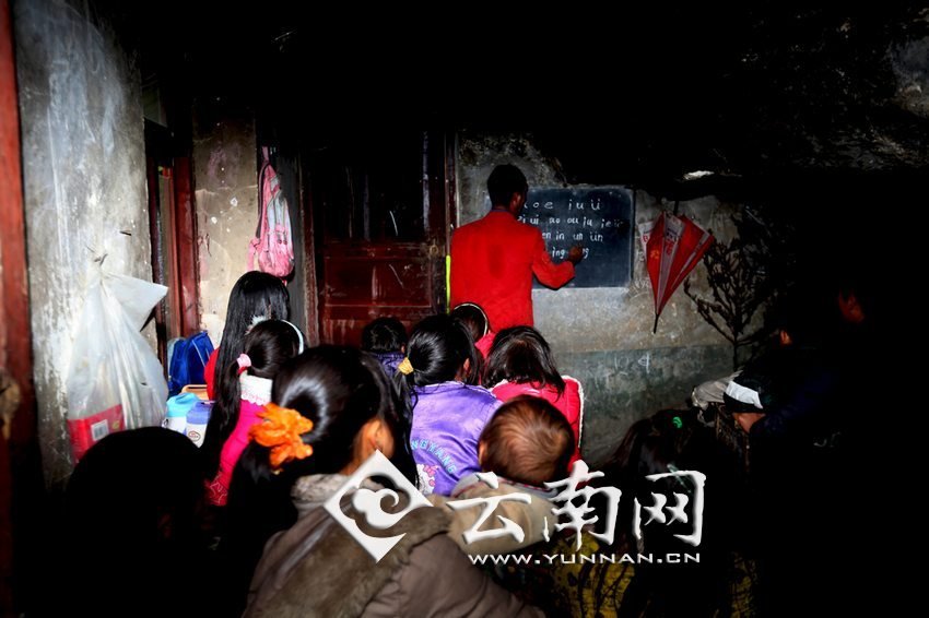 由于受到當(dāng)?shù)厝似缫?，大鍋圈的孩子們沒有外出求學(xué)的機(jī)會，只能在這樣的簡易房里學(xué)習(xí)
