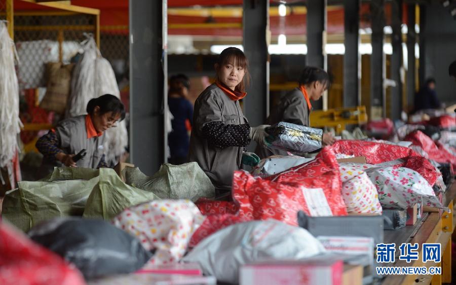 11月11日，一家快遞公司的工作人員正在分揀快件。