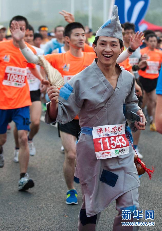 12月8日，一名選手身著“濟(jì)公”服裝參加比賽。