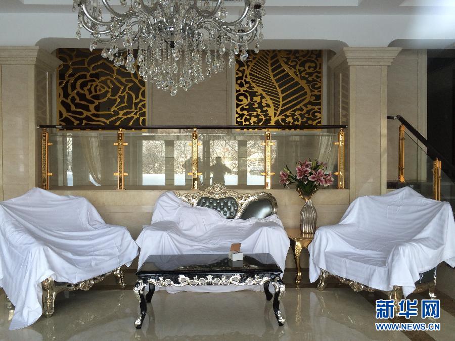 鏡泊湖畔麗日山莊里的豪華沙發(fā)（2013年12月9日攝）。新華社記者程子龍攝