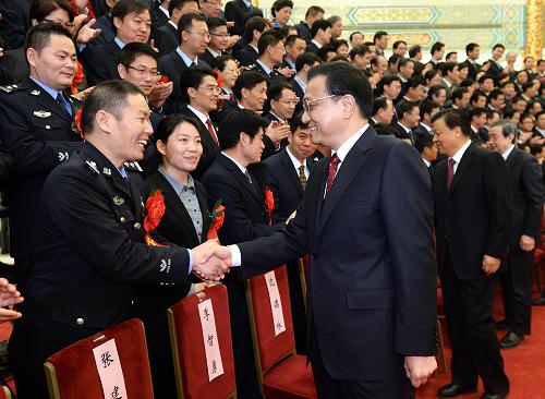 楊華民獲評(píng)全國(guó)“人民滿意的公務(wù)員” 李克強(qiáng)表彰接見(jiàn)