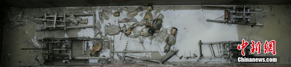 圖為考古現(xiàn)場發(fā)現(xiàn)保存完整的織機模型。