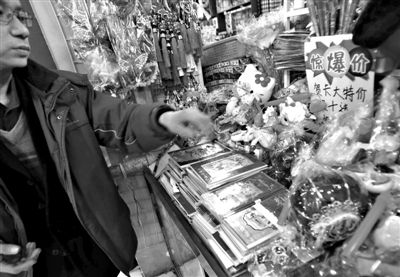 12月27日，世紀(jì)天鼎購物廣場的一位商戶表示，今年的賀卡明顯沒有前幾年好賣。新京報(bào)記者 王貴彬 攝