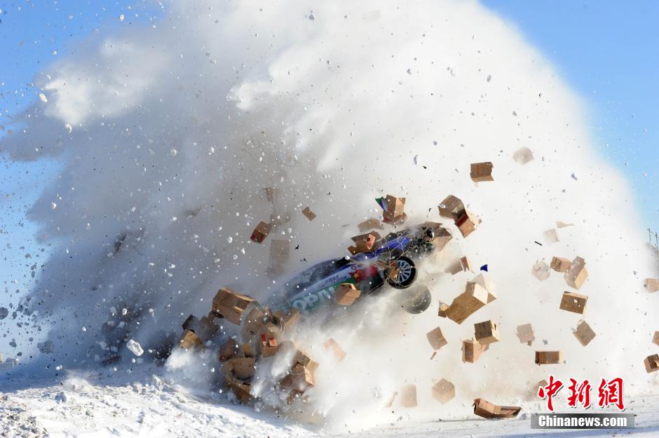 圖為：謝雨均駕駛賽車在黑龍江黑河段飛越冰河。中新社發(fā) 邱齊龍 攝