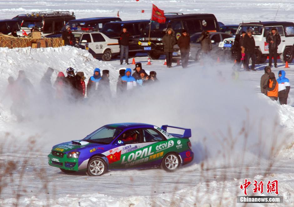 圖為參加“飛越冰河”大型體育極限運動挑戰(zhàn)賽事的選手在冰封的黑龍江上進行冰雪飛車漂移。中新社發(fā) 邱齊龍