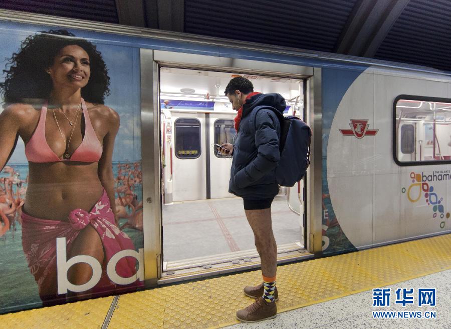 1月12日，在加拿大多倫多，一名只穿著內(nèi)褲的男子在車站等候地鐵。