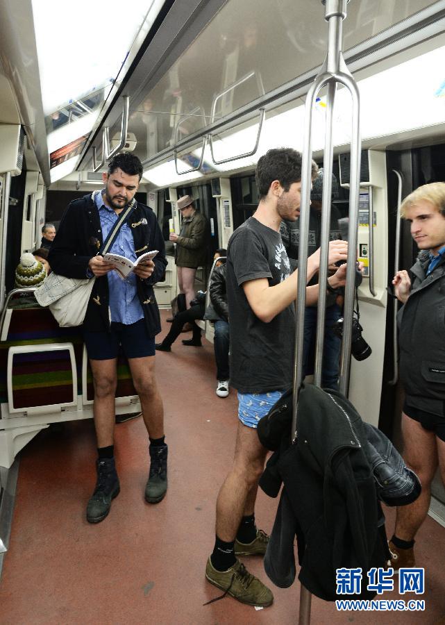 1月12日，在橫貫巴黎東西部的1號線地鐵車廂里，乘客只穿一條內(nèi)褲搭乘地鐵。