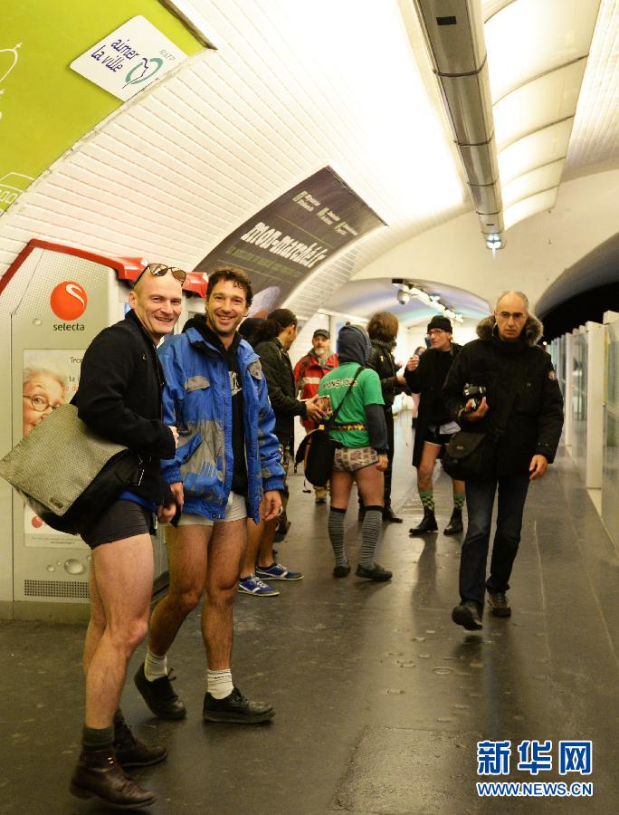 1月12日，在橫貫巴黎東西部的1號線地鐵車廂里，乘客只穿一條內(nèi)褲搭乘地鐵。