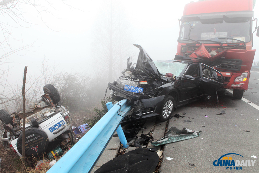 事故現(xiàn)場(chǎng)?；荼?攝