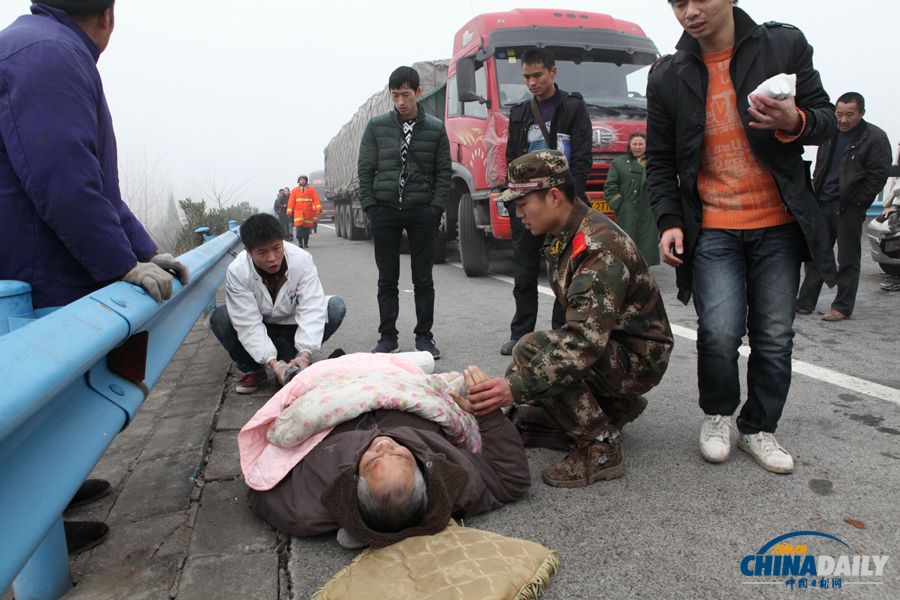 一名受傷群眾被救出。惠斌 攝