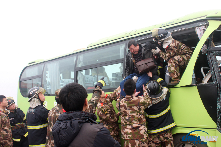 消防人員現(xiàn)場(chǎng)施救?；荼?攝