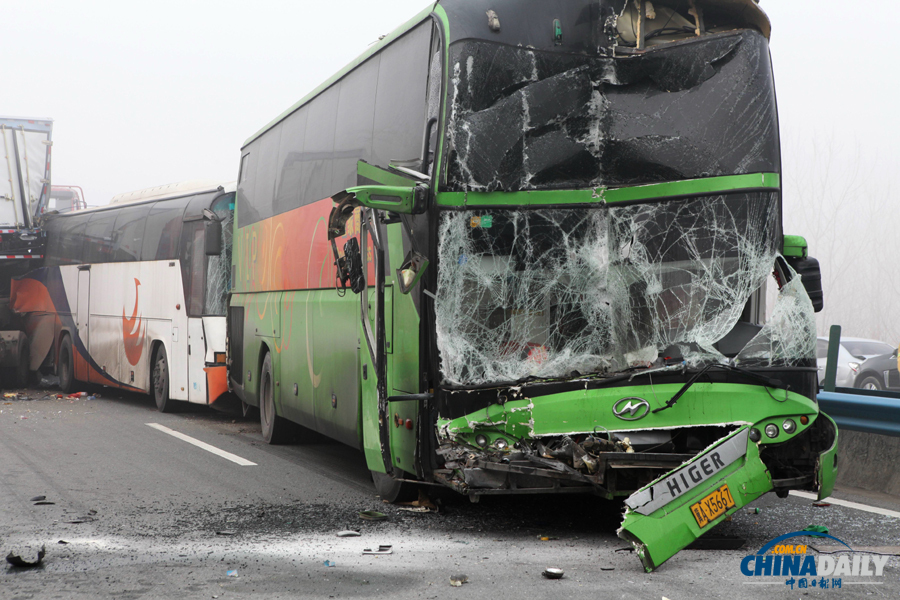 車禍救援現(xiàn)場(chǎng)。惠斌 攝