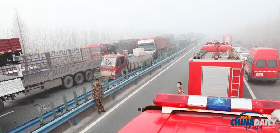 消防人員抵達(dá)事故現(xiàn)場(chǎng)。惠斌 攝