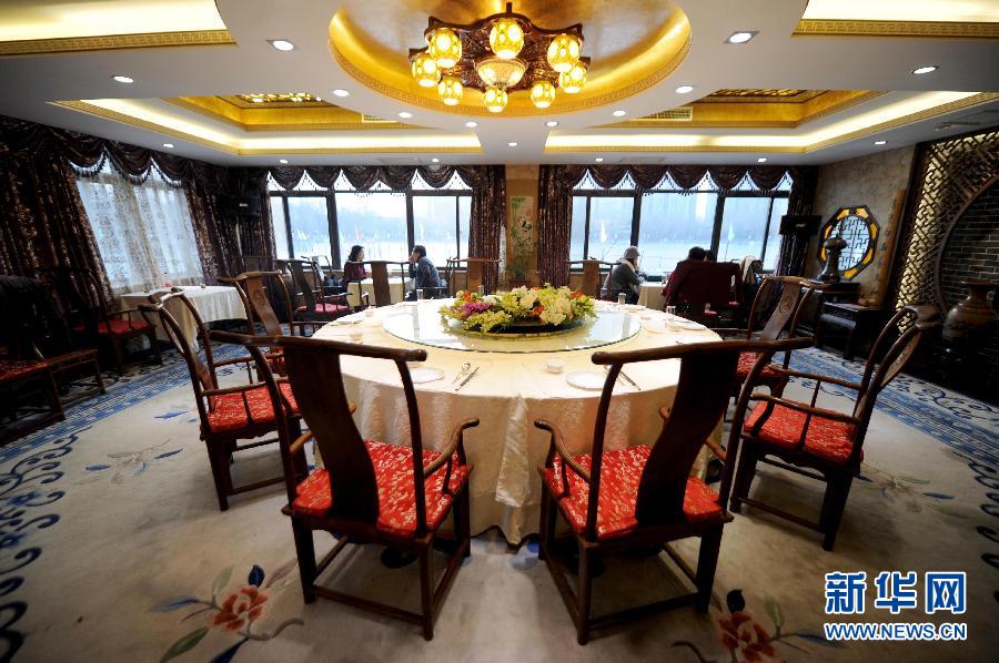 　1月15日，游客在北京紫竹院公園內(nèi)的問月樓喝茶聊天。