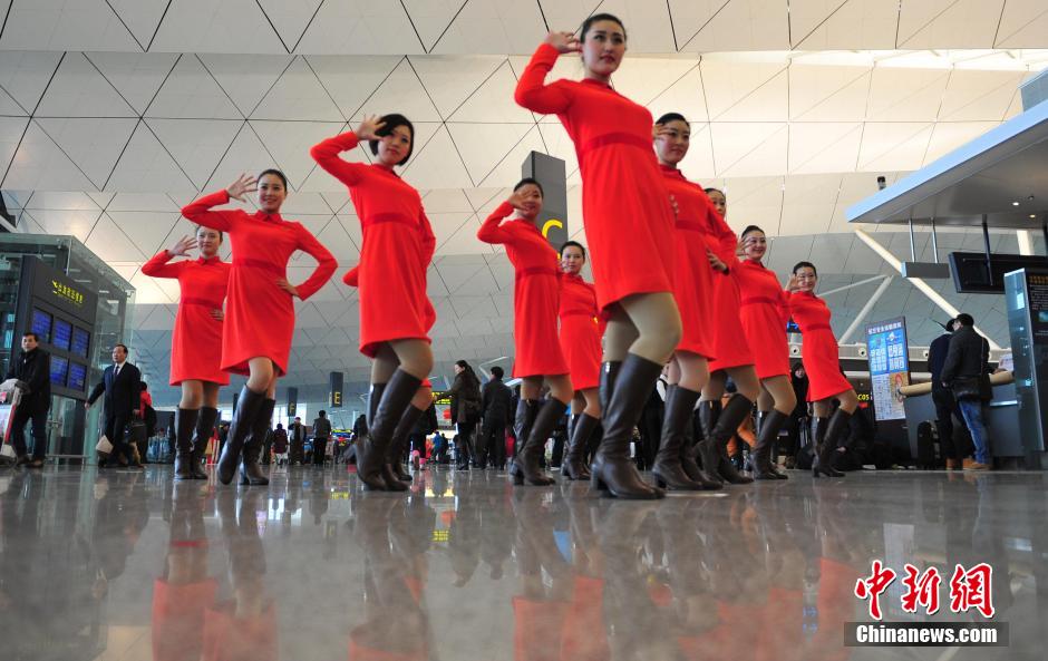 1月23日，機場工作人員在跳“快閃”舞蹈。