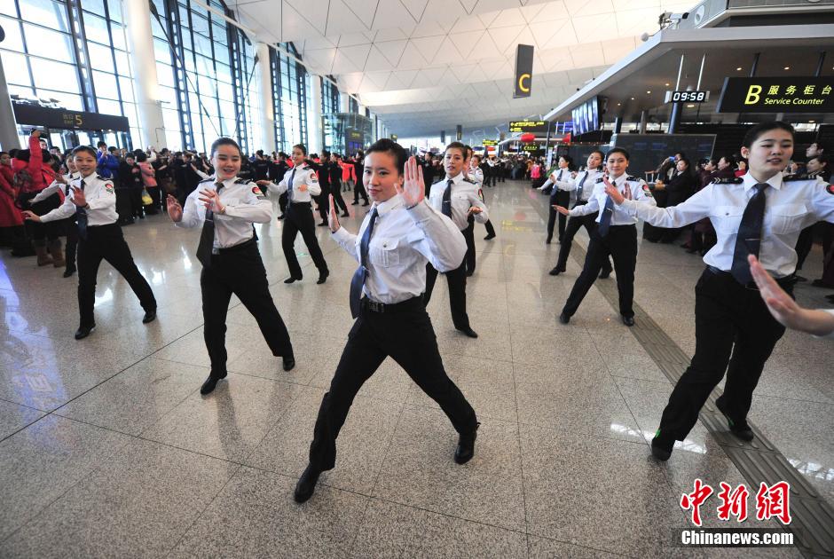 1月23日，機場工作人員在跳“快閃”舞蹈。