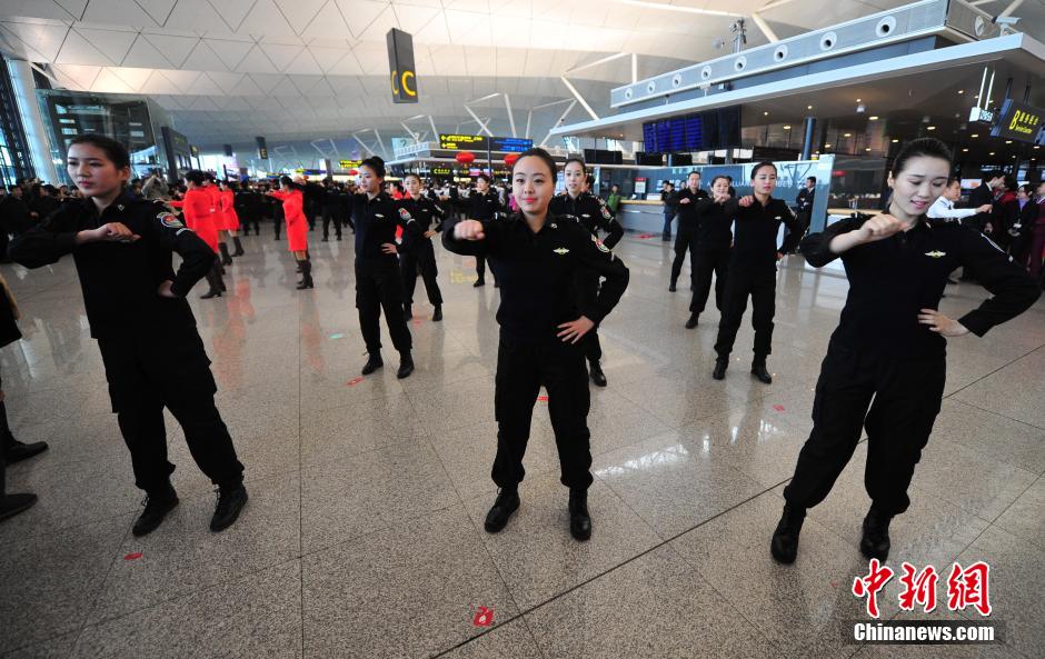 1月23日，機場工作人員在跳“快閃”舞蹈。