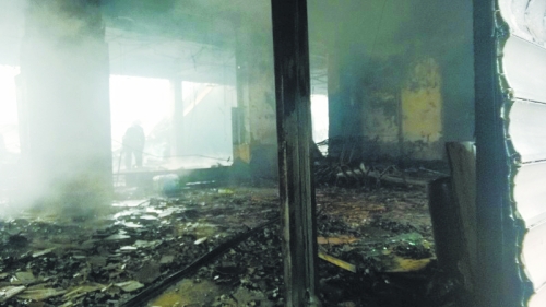 3.營業(yè)大廳棚頂坍塌，貨物成灰。