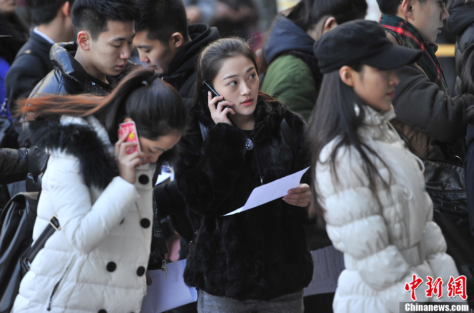 圖為表演系考生走出考場。