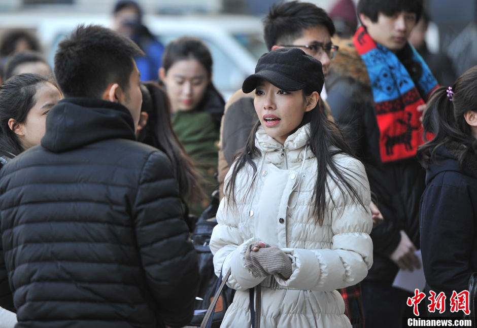 圖為表演系考生走出考場。