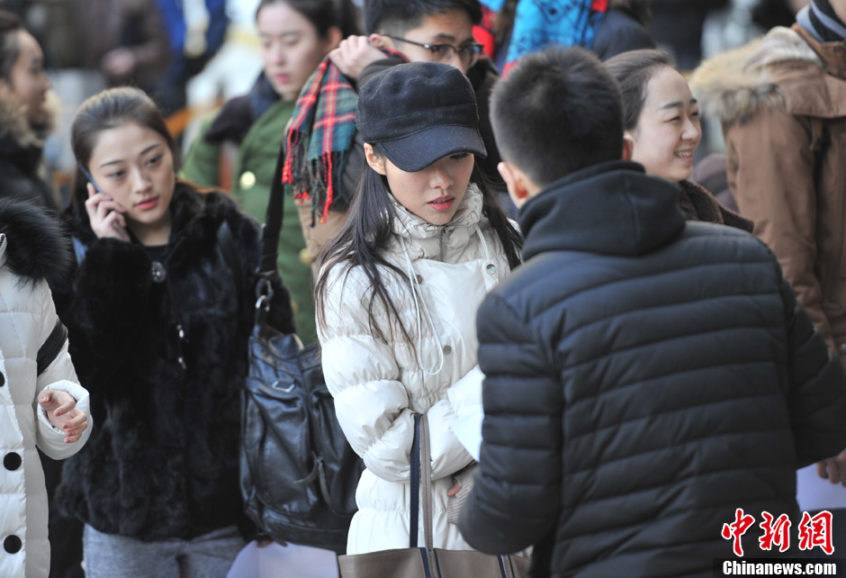 圖為表演系考生走出考場。