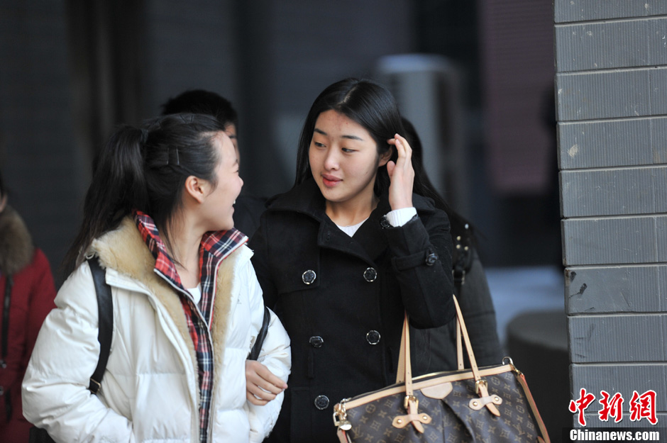 圖為表演系考生走出考場。