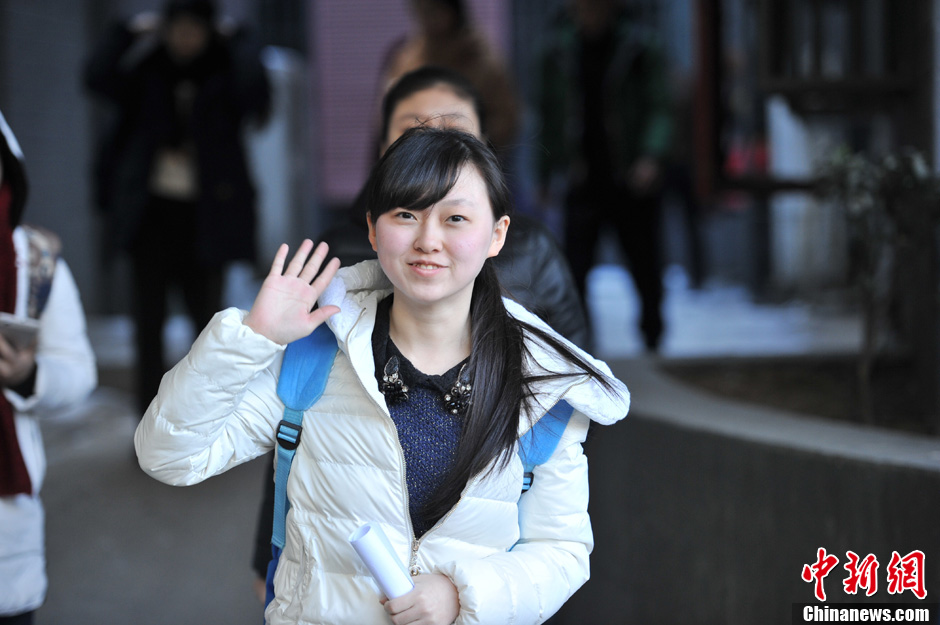 圖為表演系考生走出考場。