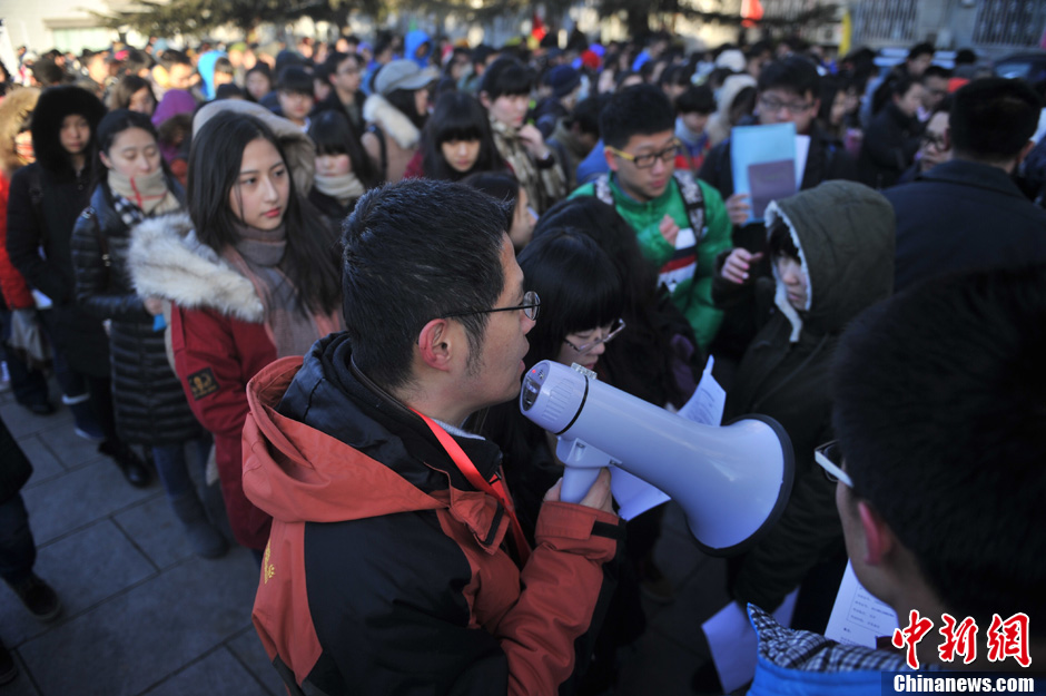 圖為報考現(xiàn)場。