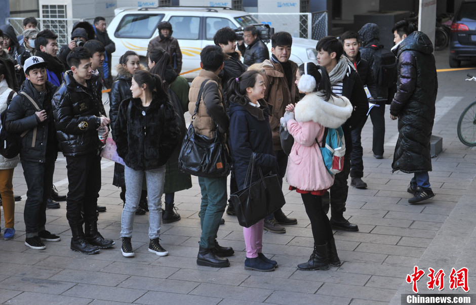 圖為表演系考生走出考場。