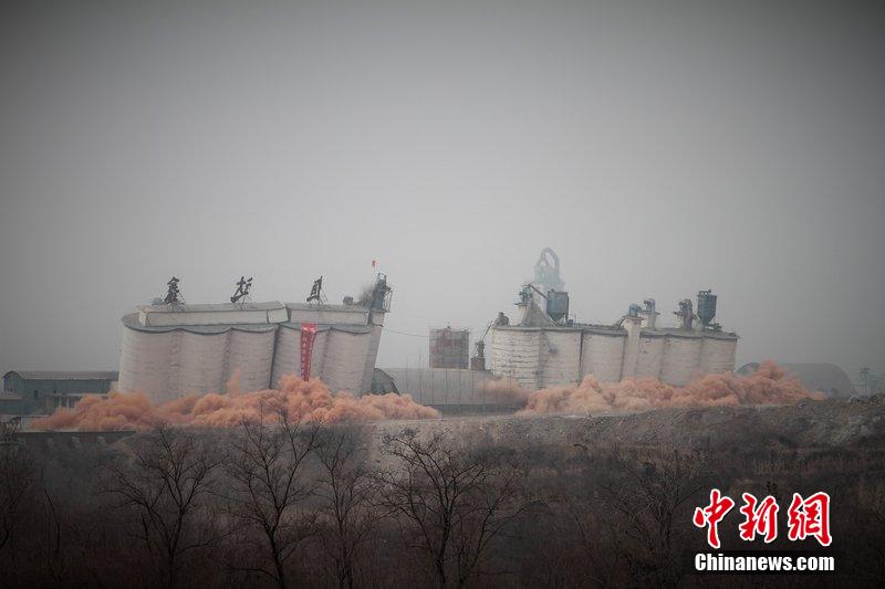　2014年2月17日，石家莊市再次啟動壓減水泥過剩產(chǎn)能、治理大氣污染水泥企業(yè)集中爆破拆除行動。
