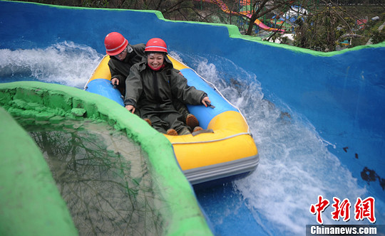 圖為外國友人體驗(yàn)水上漂。陳超　攝