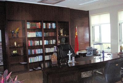 遼寧大學(xué)黨委書(shū)記被曝光的辦公室。 網(wǎng)絡(luò)截圖