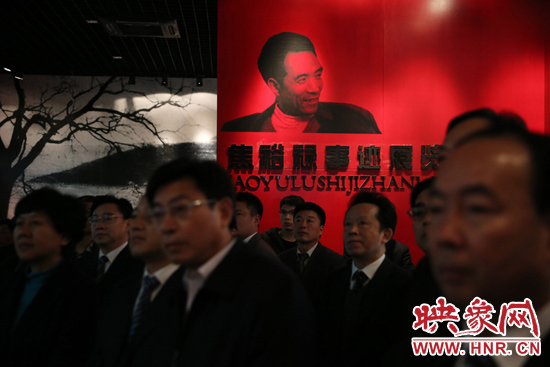 在焦裕祿紀(jì)念館，參觀的人絡(luò)繹不絕，一批批來自全國(guó)各地的黨員干部前來學(xué)習(xí)焦裕祿事跡