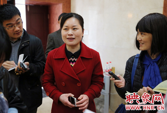 董亞娜是焦裕祿紀(jì)念館副館長(zhǎng)，她兩次給習(xí)近平講解，贊總書記看得仔細(xì)，聽得認(rèn)真。3月20日，記者在蘭考采