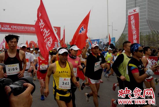 目前在鄭開大道上，一場角逐正在展開。