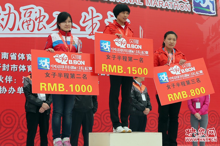 女子半程前三名選手。