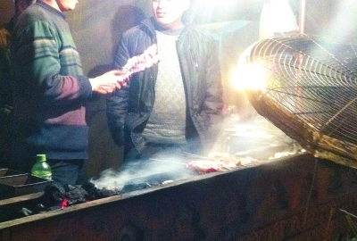 露天燒烤整夜煙熏火燎，路邊居民苦不堪言。