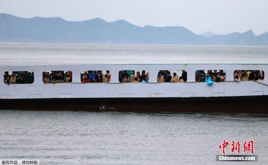 　4月17日清晨，失蹤者家屬乘坐渡輪前往事故現(xiàn)場(chǎng)。