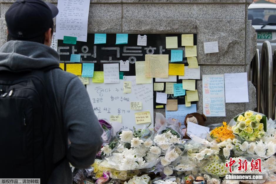 當(dāng)?shù)貢r(shí)間2014年4月21日，韓國安山，民眾持續(xù)為沉沒客輪失蹤乘客祈禱。