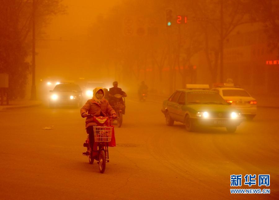 4月23日，沙塵暴中的敦煌街頭。
