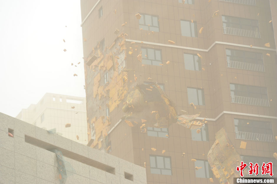 4月23日，受強(qiáng)冷空氣影響，新疆哈密出現(xiàn)出現(xiàn)強(qiáng)沙塵和降溫天氣，部分路段能見(jiàn)度不足50米