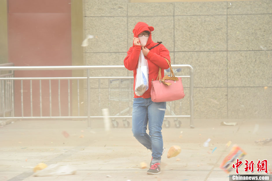 4月23日，受強(qiáng)冷空氣影響，新疆哈密出現(xiàn)出現(xiàn)強(qiáng)沙塵和降溫天氣