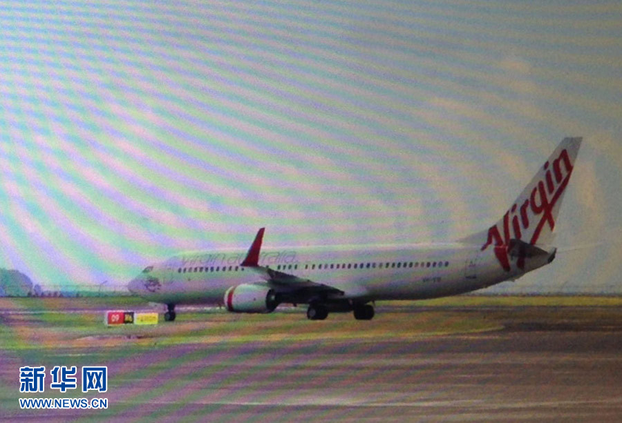 4月25日，迫降的澳大利亞維珍航空公司客機(jī)停在印度尼西亞巴厘島登巴薩機(jī)場（透過飛機(jī)舷窗拍攝）。