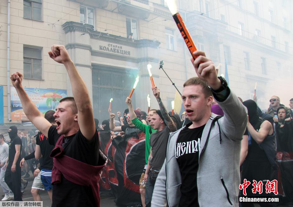 當(dāng)?shù)貢r(shí)間4月28日，烏克蘭哈爾科夫，親歐民眾和親俄民眾在街頭示威時(shí)發(fā)生大規(guī)模沖突。