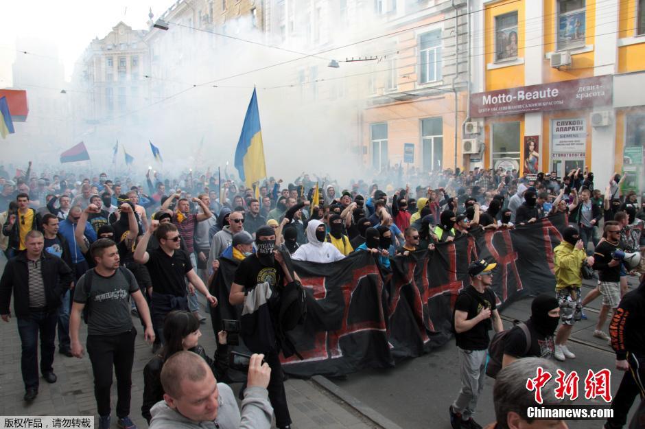 當(dāng)?shù)貢r(shí)間4月28日，烏克蘭哈爾科夫，親歐民眾和親俄民眾在街頭示威時(shí)發(fā)生大規(guī)模沖突。