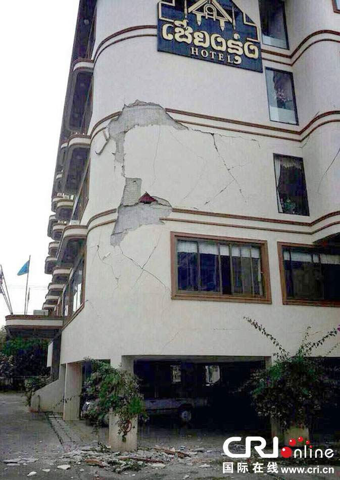 　當?shù)貢r間2014年5月5日，泰國清萊，一棟酒店大樓墻皮脫落。 圖片來源：東方IC