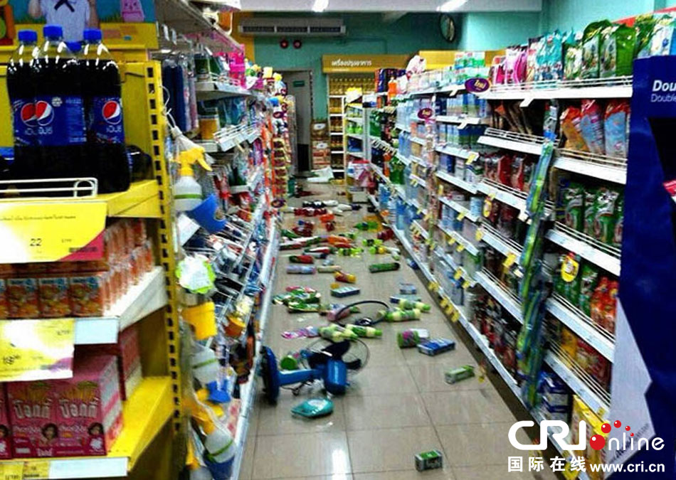 　當?shù)貢r間2014年5月5日，泰國清萊，超市貨架上的商品散落一地。